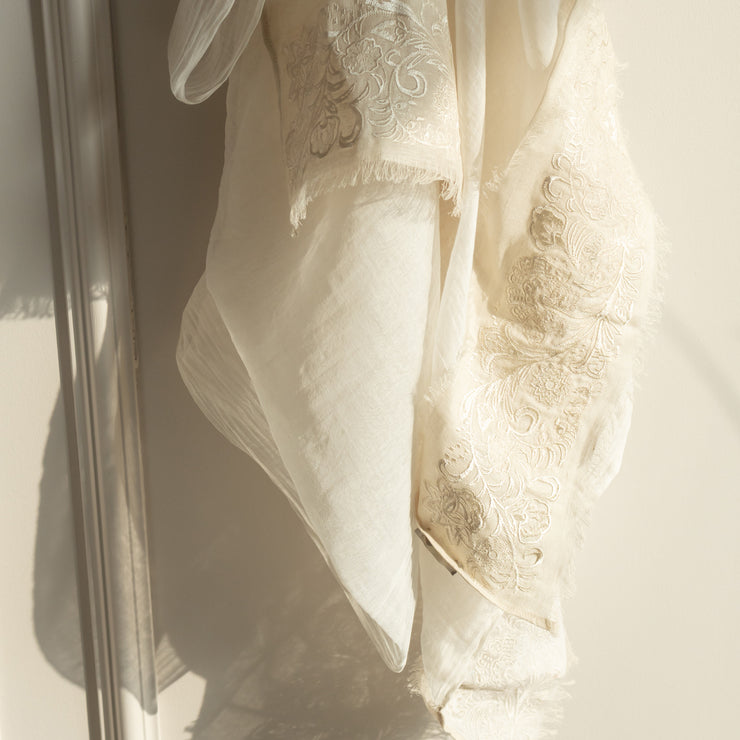 Gaia - Plain scarf with embroidered bands